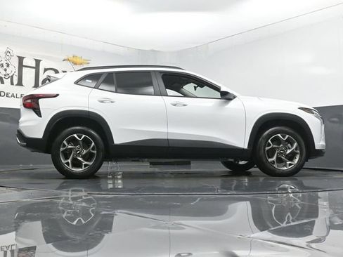 Used 2025 Chevrolet Trax LT w/ LT Convenience Package image 31