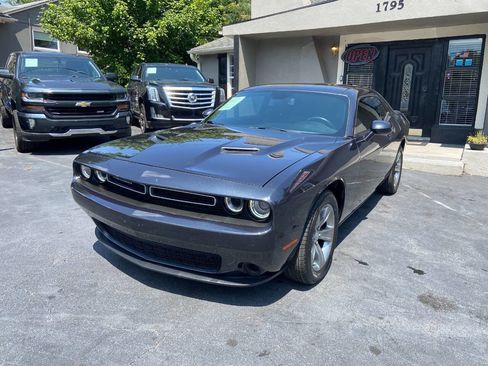 Used 2019 Dodge Challenger SXT image 2