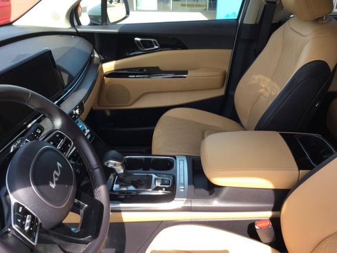 Used 2024 Kia Carnival EX FWD image 15