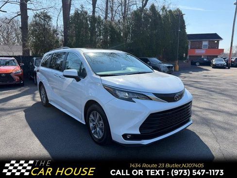 Used 2025 Toyota Sienna XLE FWD image 6
