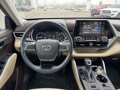 Certified 2021 Toyota Highlander XLE image 19