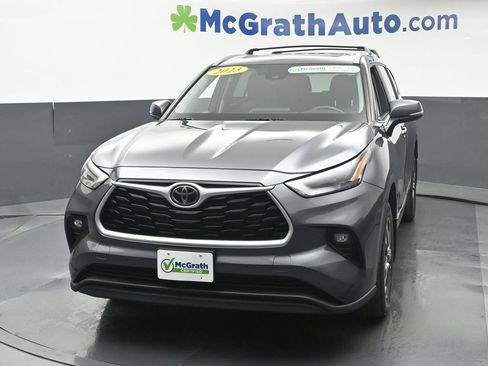 Used 2023 Toyota Highlander XLE AWD/4WD image 25