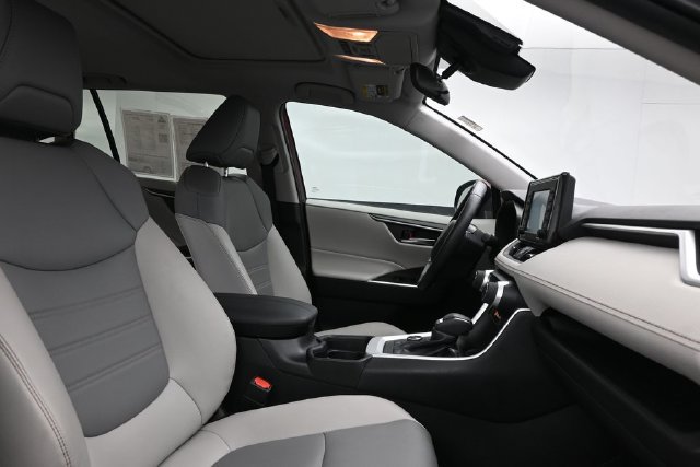 Used 2021 Toyota RAV4 XLE Premium AWD/4WD image 29