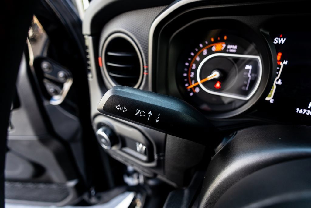 Used 2024 Jeep Wrangler Unlimited Rubicon AWD/4WD image 25
