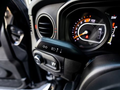 Used 2024 Jeep Wrangler Unlimited Rubicon AWD/4WD image 25