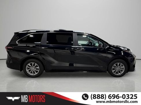 Used 2024 Toyota Sienna LE AWD/4WD image 3