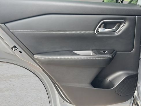 Used 2025 Nissan Rogue Platinum FWD image 16