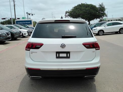 Used 2018 Volkswagen Tiguan SE w/ Panoramic Sunroof Package FWD image 7