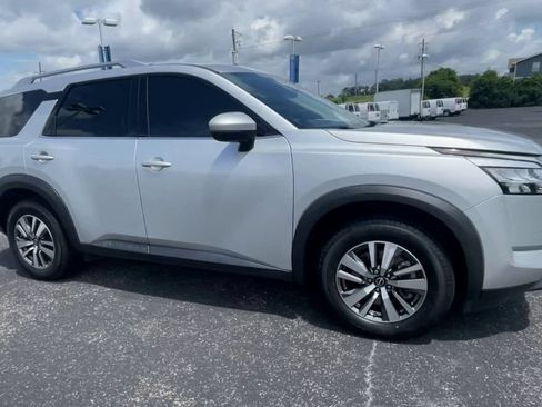 Used 2023 Nissan Pathfinder SL FWD image 2