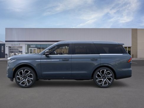 New 2026 Lincoln Navigator Reserve AWD/4WD image 3