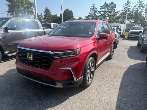 Used 2024 Honda Pilot Touring image 1