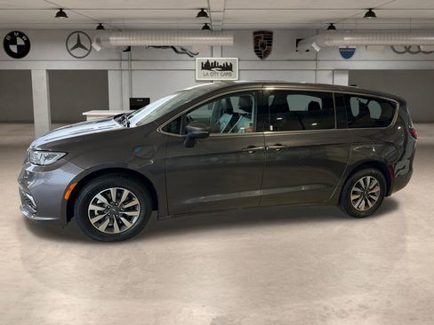 Used 2023 Chrysler Pacifica Touring-L image 2