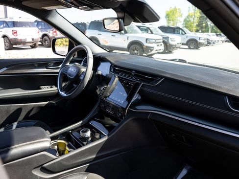 Used 2023 Jeep Grand Cherokee L Laredo image 23