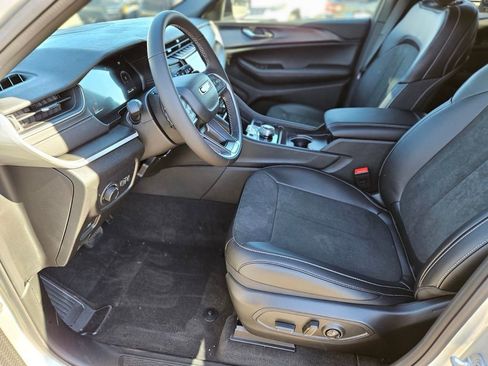 New 2025 Jeep Grand Cherokee Altitude image 18