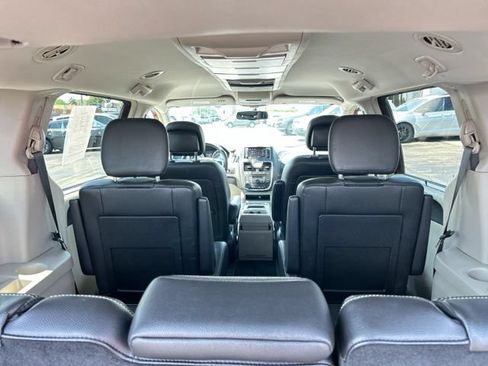 Used 2015 Chrysler Town & Country Touring w/ Driver Convenience Group FWD image 9