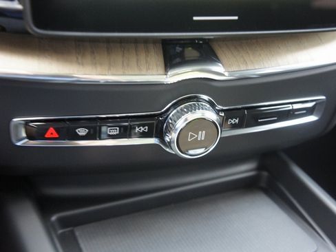 New 2026 Volvo XC60 B5 Plus w/ Protection Package Premier image 19