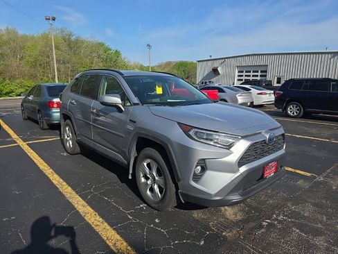 Used 2020 Toyota RAV4 XLE w/ Convenience Package AWD/4WD image 3