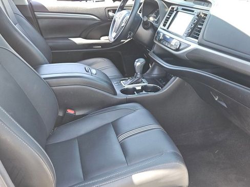 Used 2018 Toyota Highlander SE w/ Carpet Mat Package (TMS) AWD/4WD image 30
