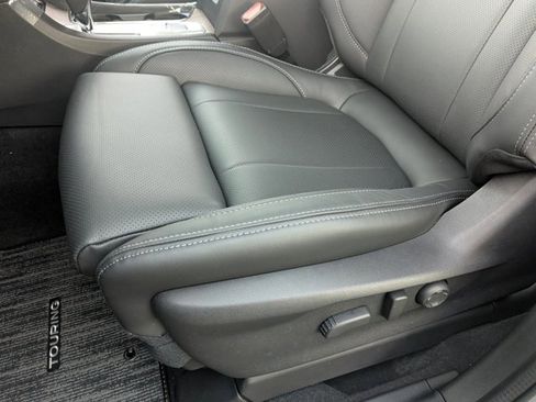 Used 2025 Subaru Ascent Touring AWD/4WD image 4