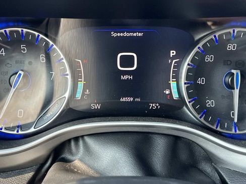 Used 2023 Chrysler Pacifica Touring-L FWD image 17