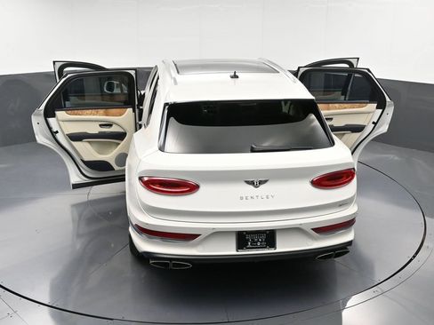 Certified 2024 Bentley Bentayga Plug-In Hybrid image 39
