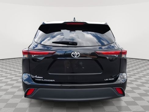 Used 2024 Toyota Highlander LE image 4