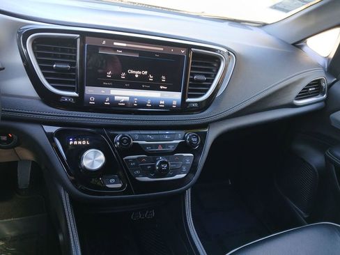 Used 2025 Chrysler Pacifica Limited image 18
