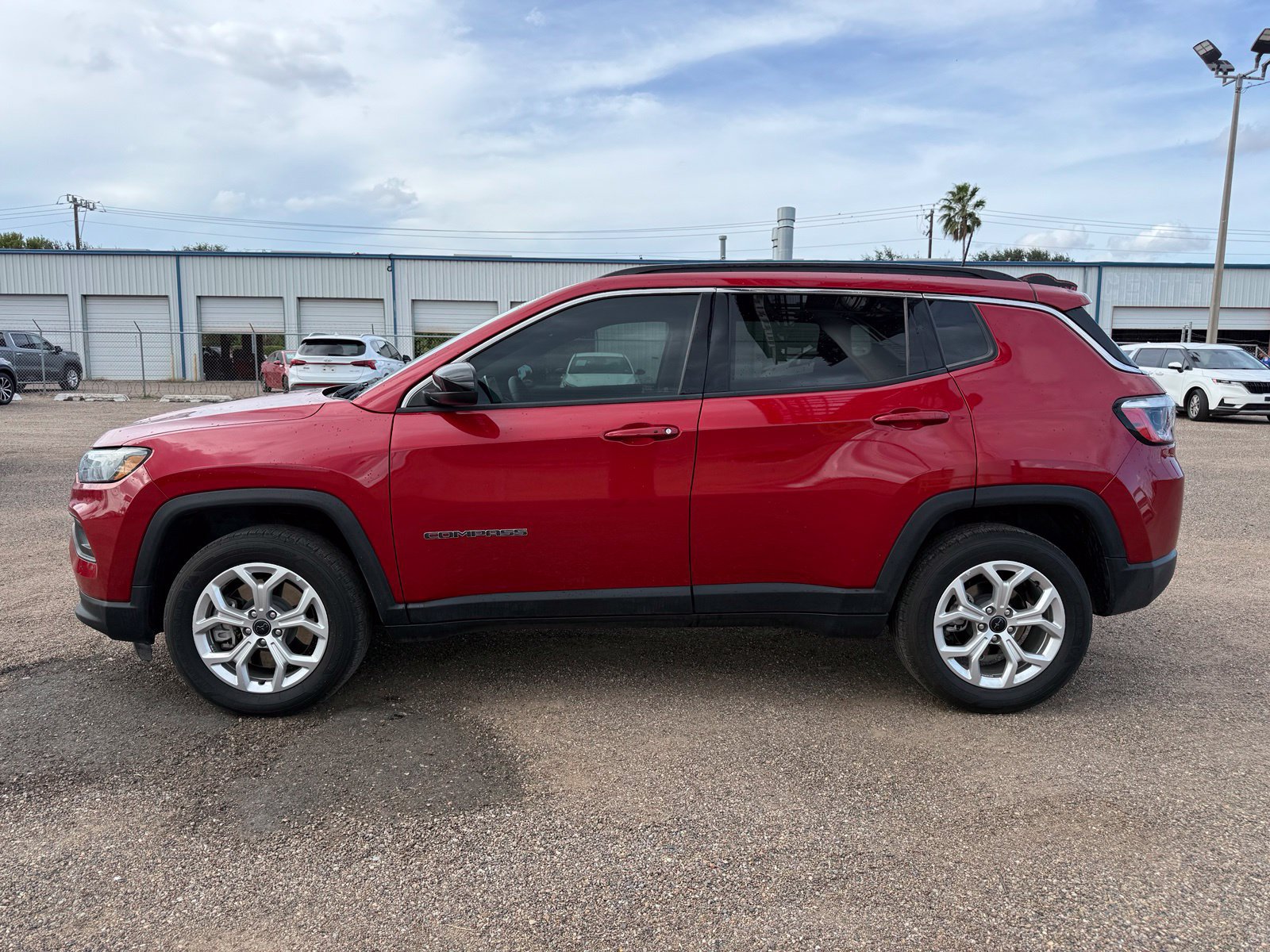 Used 2025 Jeep Compass Latitude AWD/4WD image 3