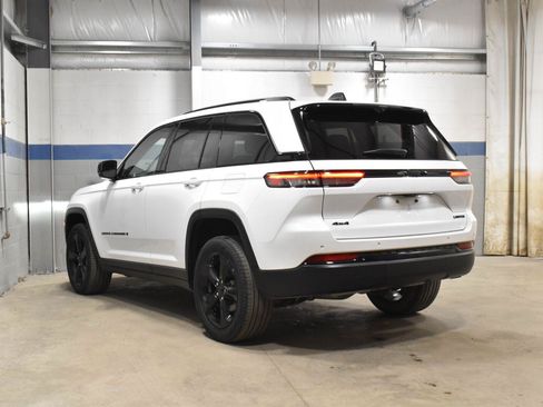 Used 2023 Jeep Grand Cherokee Limited w/ Luxury Tech Group II AWD/4WD image 24