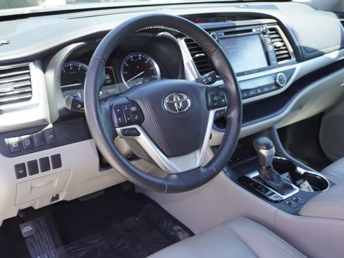 Used 2018 Toyota Highlander XLE FWD image 14