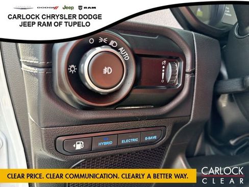 Used 2025 Jeep Wrangler Sahara image 12