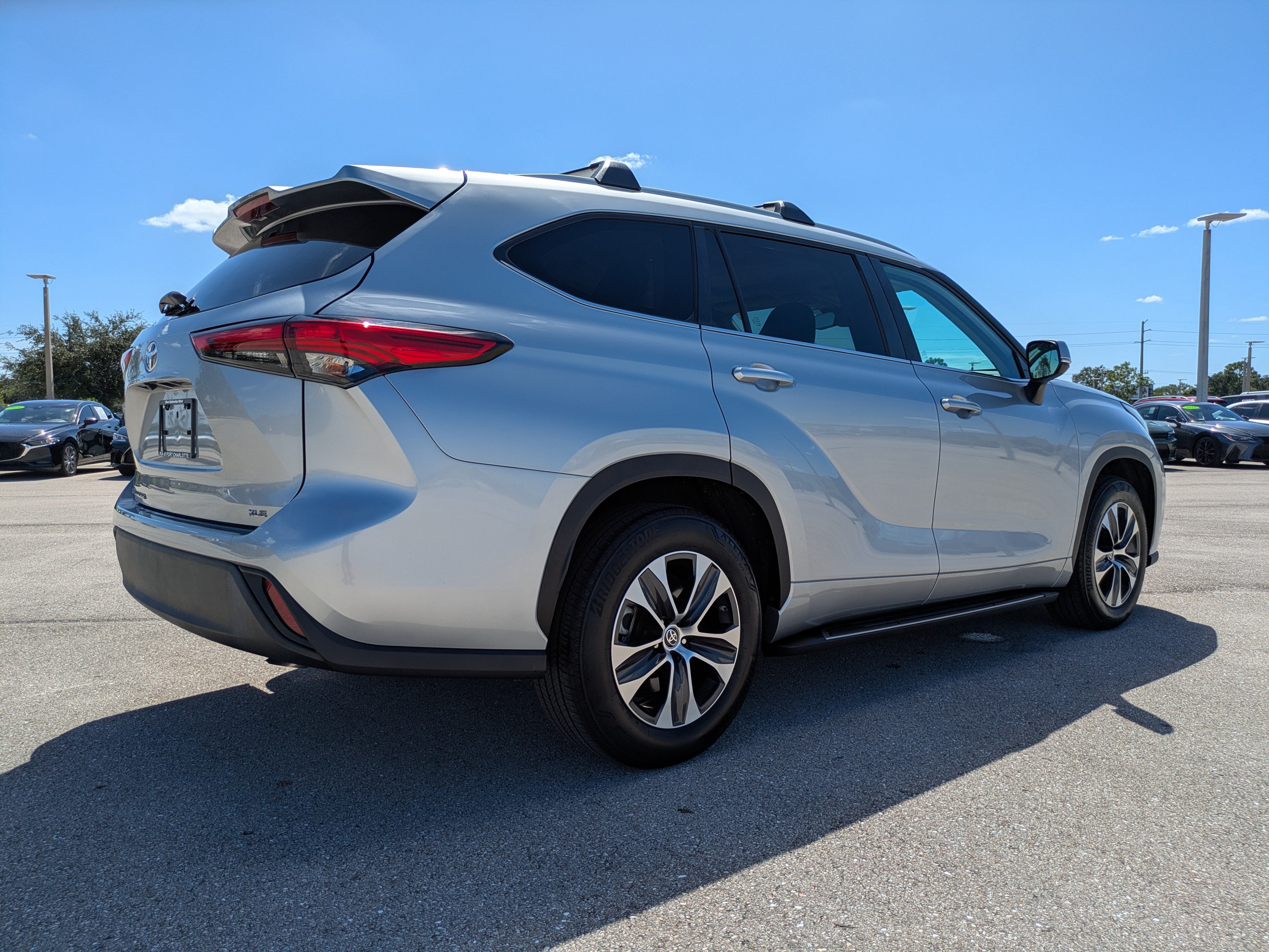 Used 2023 Toyota Highlander XLE FWD image 4
