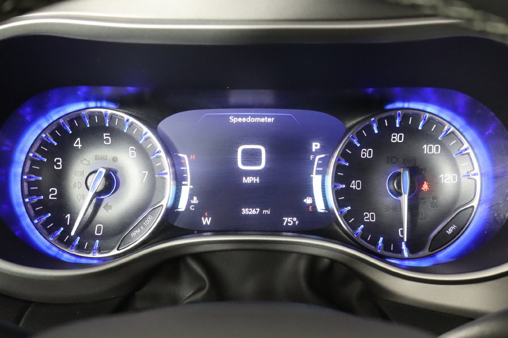 Used 2025 Chrysler Pacifica Select FWD image 11