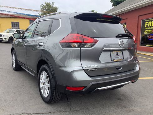 Used 2018 Nissan Rogue SV AWD/4WD image 5