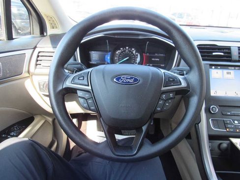 Used 2017 Ford Fusion SE w/ Fusion SE Technology Package image 18
