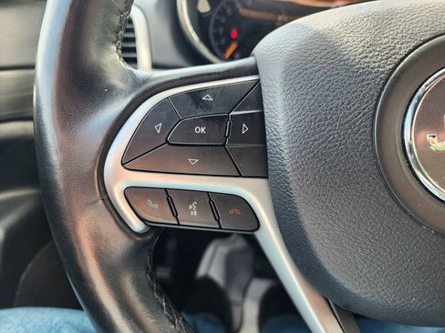 Used 2019 Jeep Grand Cherokee Laredo w/ 18" Wheel & 8.4" Radio Group image 19