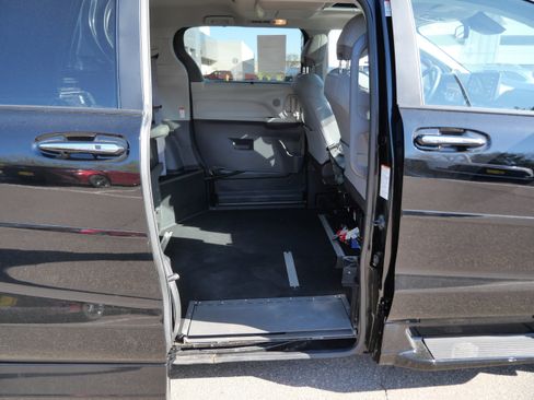 Used 2024 Toyota Sienna XLE w/ XLE Plus Package FWD image 19