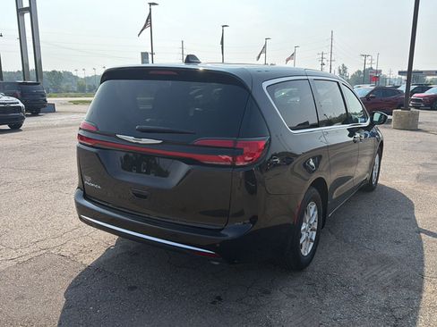 Used 2026 Chrysler Pacifica Select FWD image 4