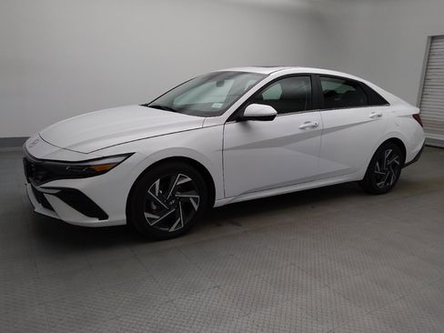 Used 2025 Hyundai Elantra SEL FWD image 2