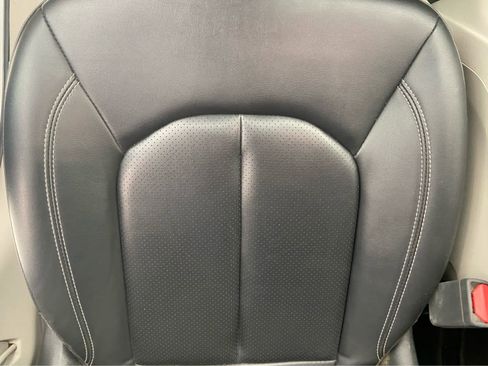 Used 2024 Chrysler Pacifica Touring-L image 37