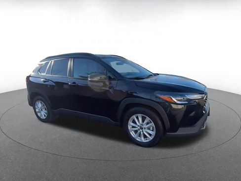 Used 2025 Toyota Corolla Cross LE image 2