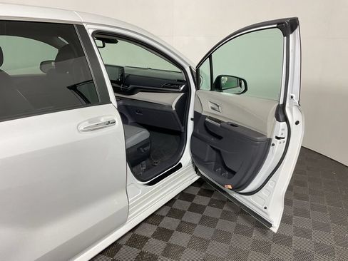 Used 2022 Toyota Sienna XLE FWD image 36