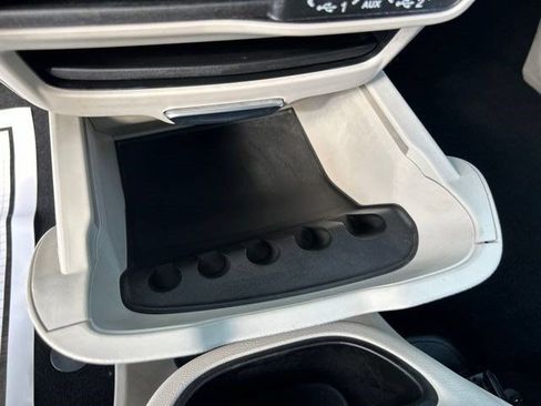 Used 2024 Chrysler Pacifica Limited FWD image 34
