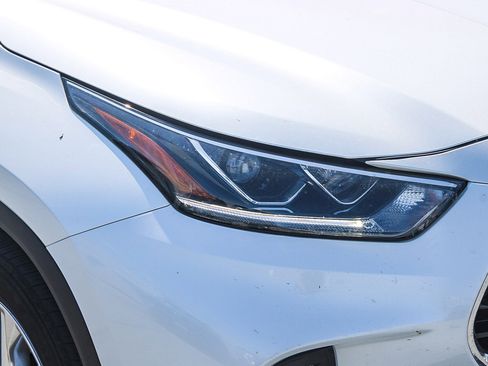 Used 2023 Toyota Highlander Limited FWD image 2