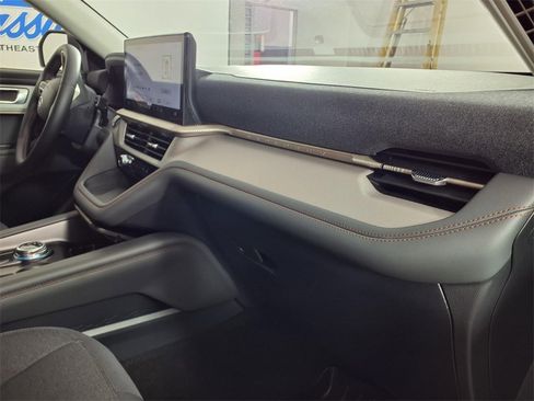 Used 2025 Ford Explorer Active image 9