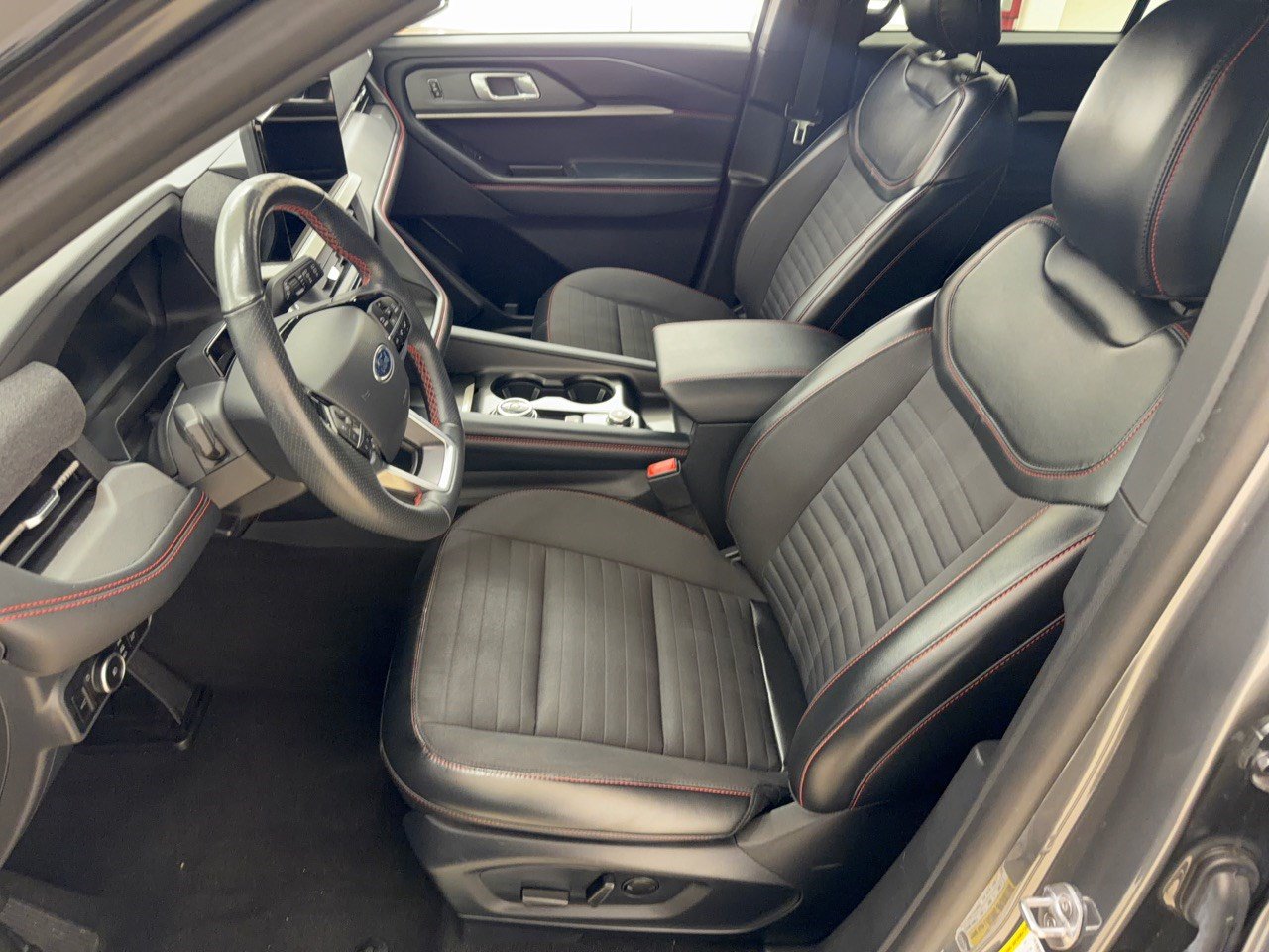 Used 2025 Ford Explorer ST-Line w/ ST-Line Street Pack AWD/4WD image 5