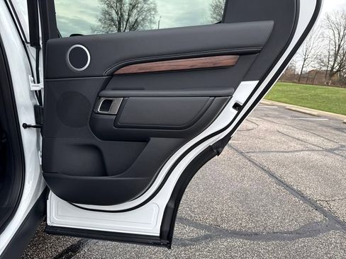 New 2025 Land Rover Discovery Dynamic SE image 17