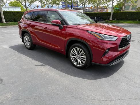 Used 2024 Toyota Highlander Platinum AWD/4WD image 6