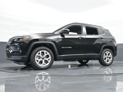 Used 2025 Jeep Compass Latitude image 47