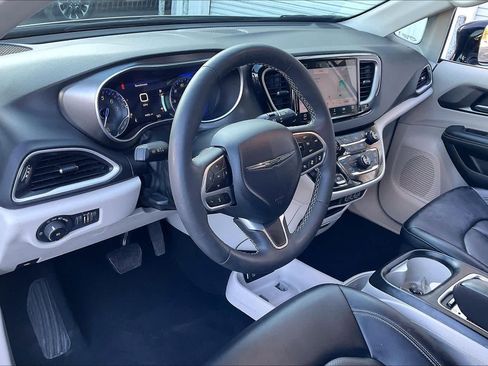 Used 2024 Chrysler Pacifica Touring-L image 16